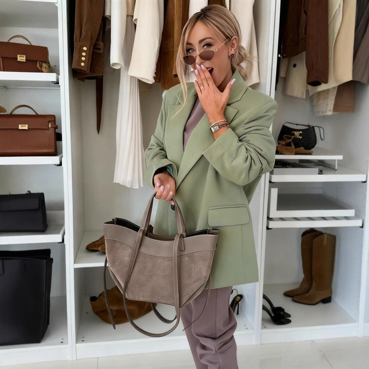 Damer fashionabel blazer med integreret hætte og stilfulde bukser Skovae