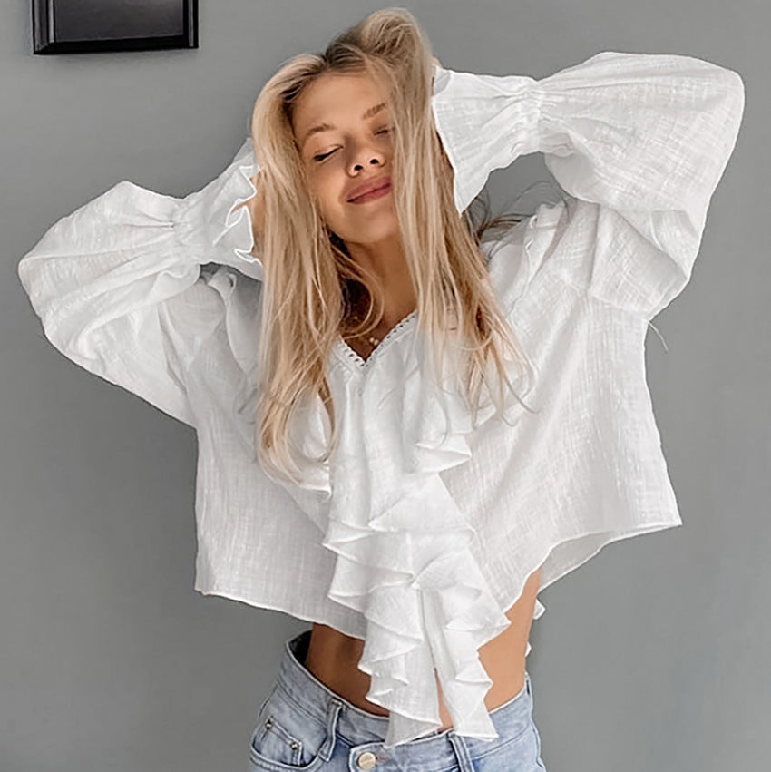 Damebluse med voluminøse flæsedetaljer og smart V-udskæring Stilla