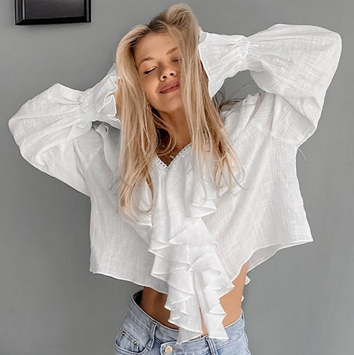 Damebluse med voluminøse flæsedetaljer og smart V-udskæring Stilla