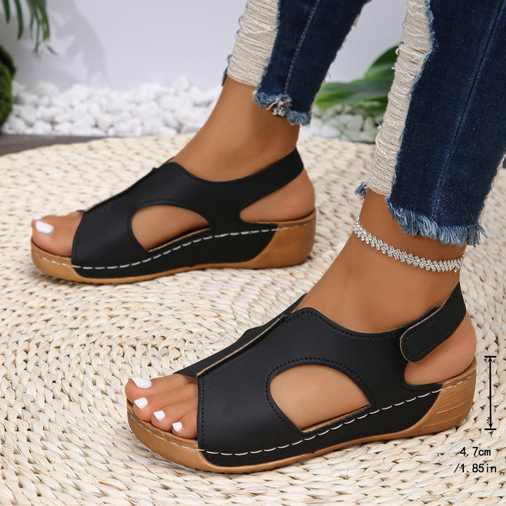 Dame Wedge-sandaler med behageligt fodseng og åndbar hulstruktur Stilla