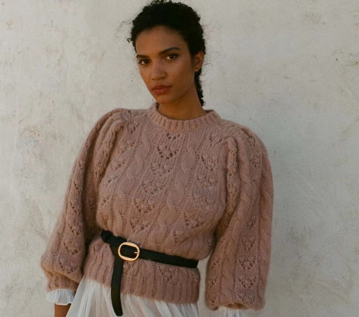 Dame sweater med struktureret kabelmønster og voluminøse ærmer Stilla