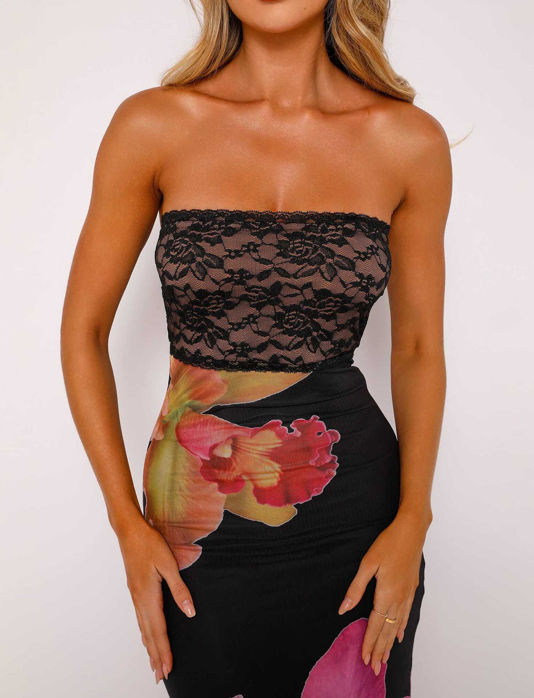 Dame Off-Shoulder Brudekjole med blomsteraccenter og transparent underlag Skovae