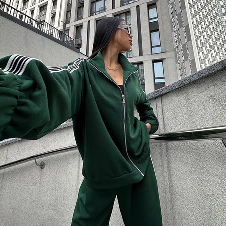 Kvindernes sporty fleece loungewear sæt med praktiske lommer og høj krave Skovae