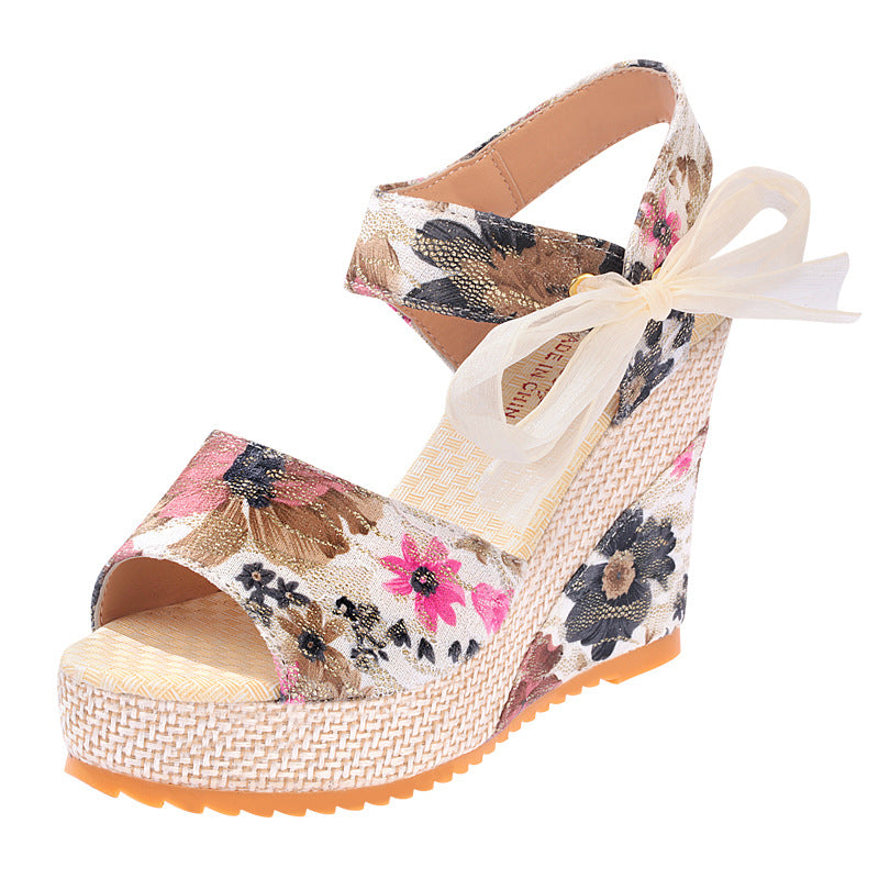 Dame kile-sandaler med stilfuldt blomsterdesign og elegant båndapplikation Stilla