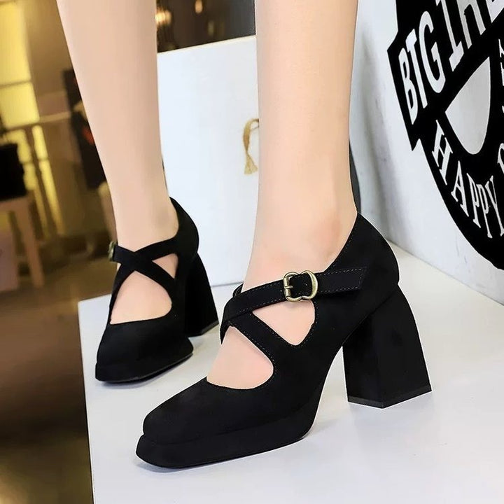 Dame Plateau-pumps med elegant spændeapplikation Stilla