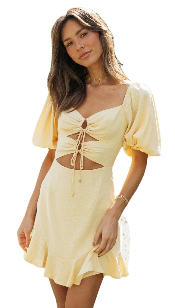 Dame Cut-Out Mini Kjole med Ruffle Kant og Snøredetalje Stilla