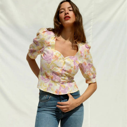 Dame figursyet bluse med voluminøse pufærmer og blomstret design Stilla