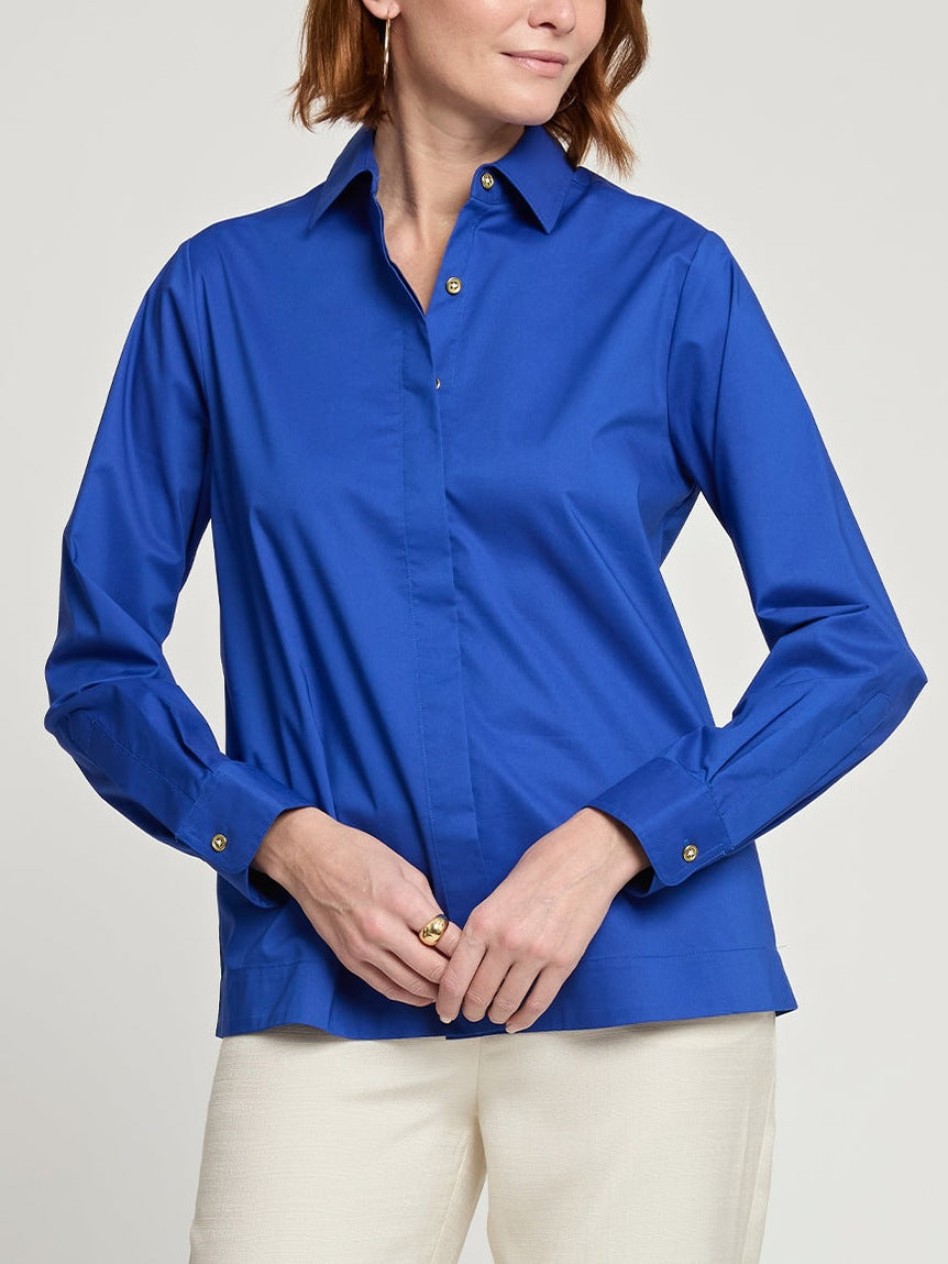 Dame Kvalitets bomuldsbluse med elegante knapdetaljer og figursyet snit Stilla