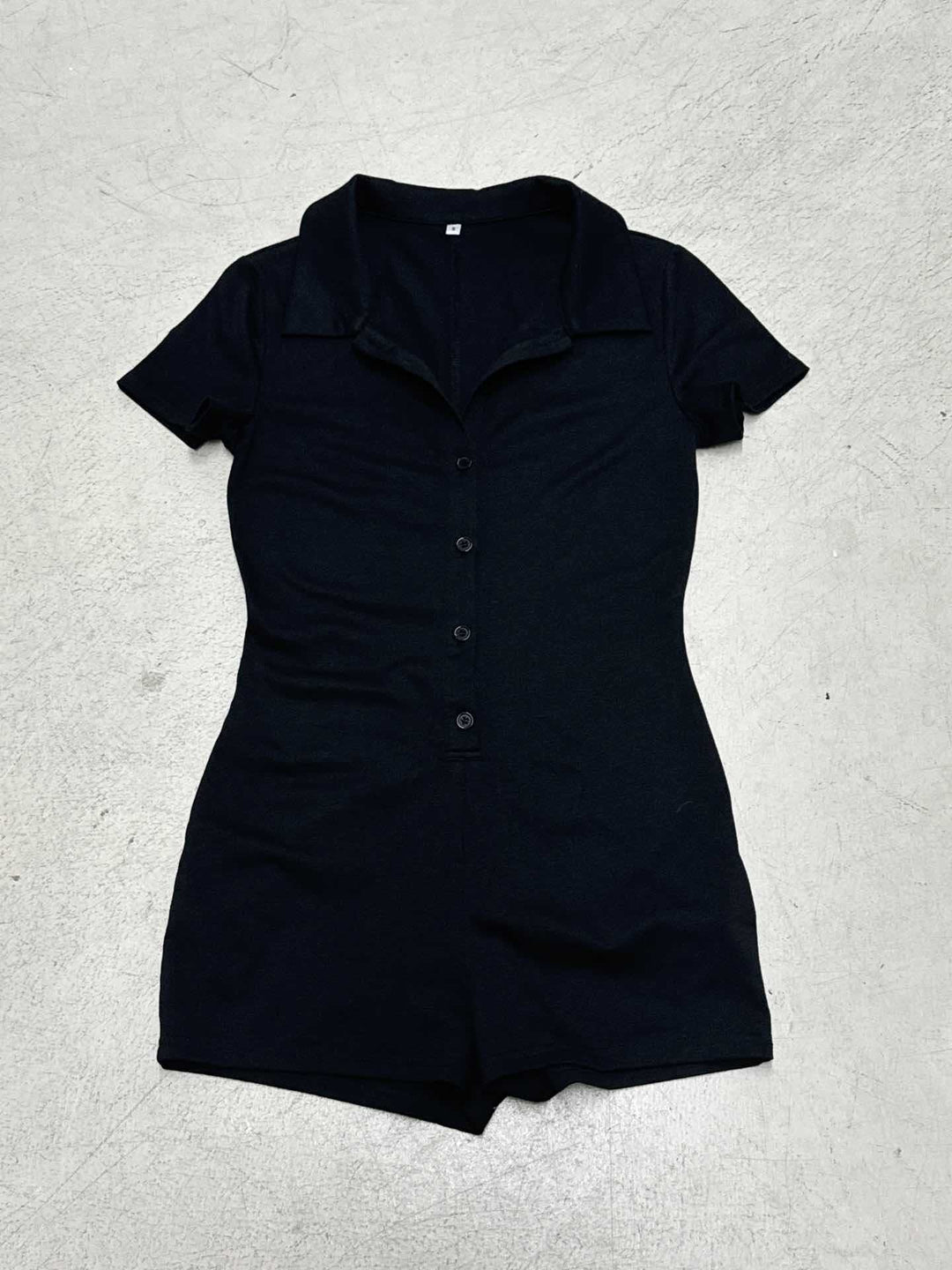 Damer kortærmet jumpsuit med knaplukning og elegant polo krave Skovae