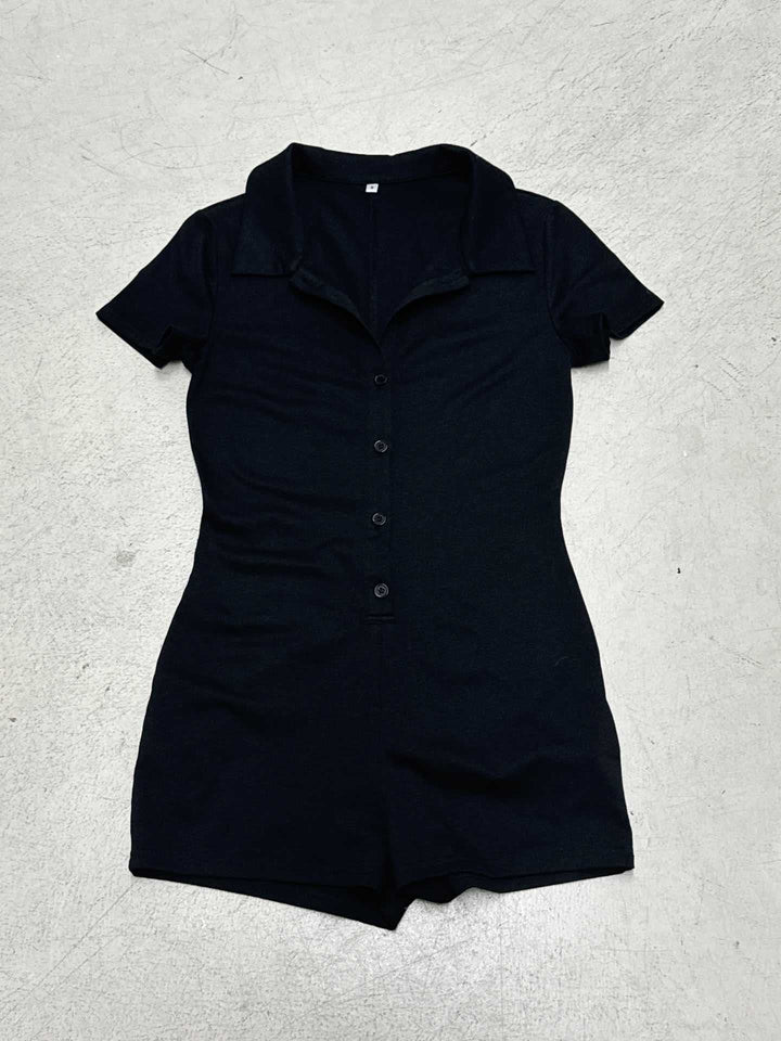 Damer kortærmet jumpsuit med knaplukning og elegant polo krave Skovae