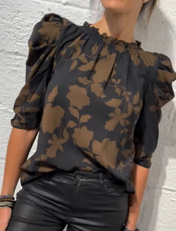 Dame med vidde skudbluse med smockede ruffleskrave og ellebåndlange puffærmer Skovae