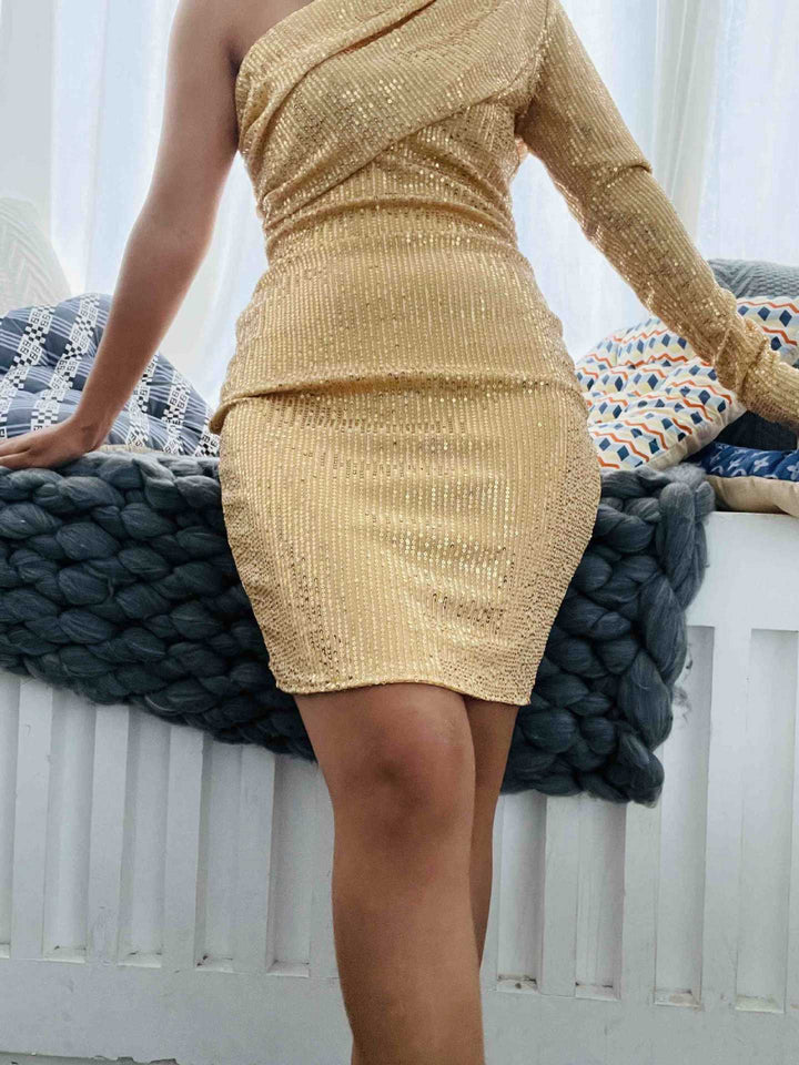 Dame funktionel mini kjole med asymmetrisk design og krystal dekoration Skovae