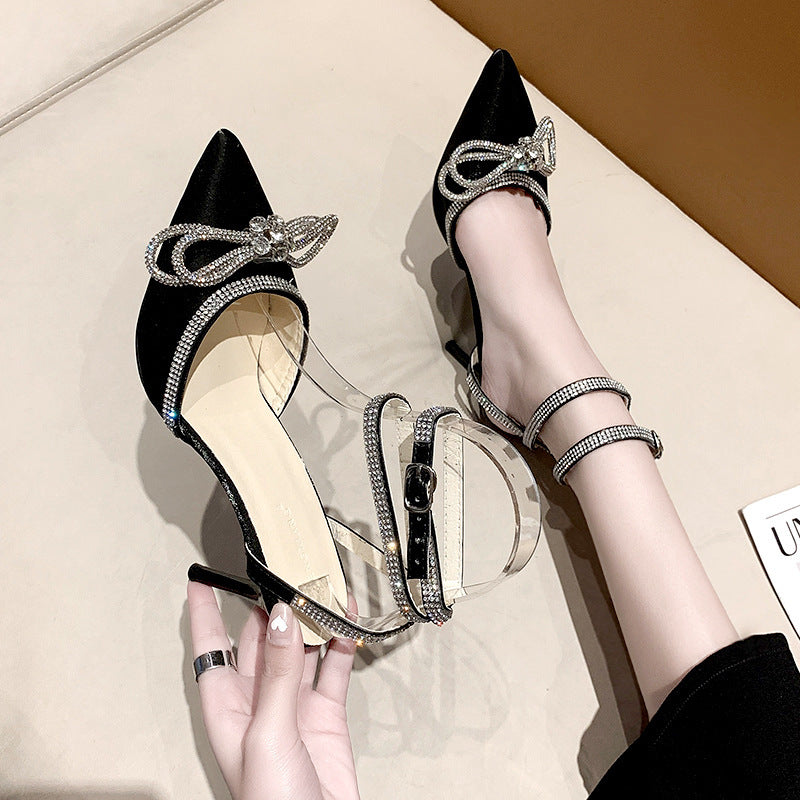 Dame nan spids Riemchen-pumps med glitrende strass-sløjfeapplikation og justerbar ankelsnøre Skovae