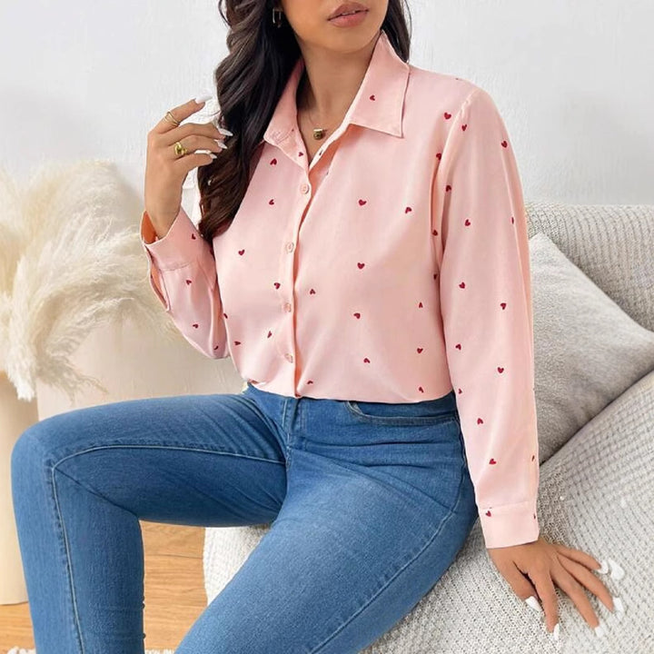 Damebluse med hjerte-design og elegant knaplukning Stilla