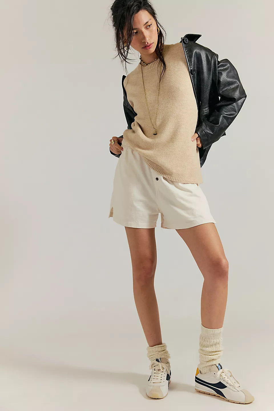 Kvindernes Oversized Sweater med Elegante Mesh Ærmer og Delikat Broderi Mønster Skovae