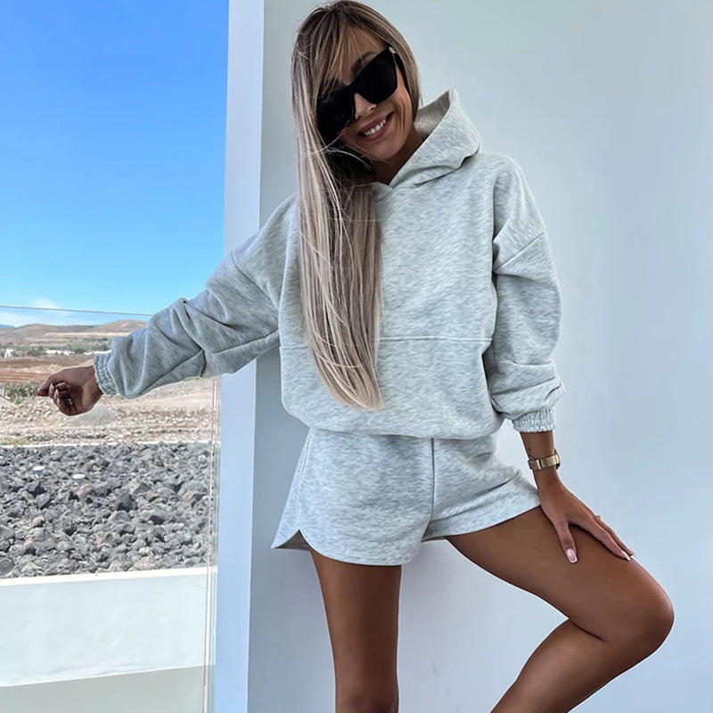 Kvinders casual hættetrøje og korte shorts i minimalistisk design Skovae