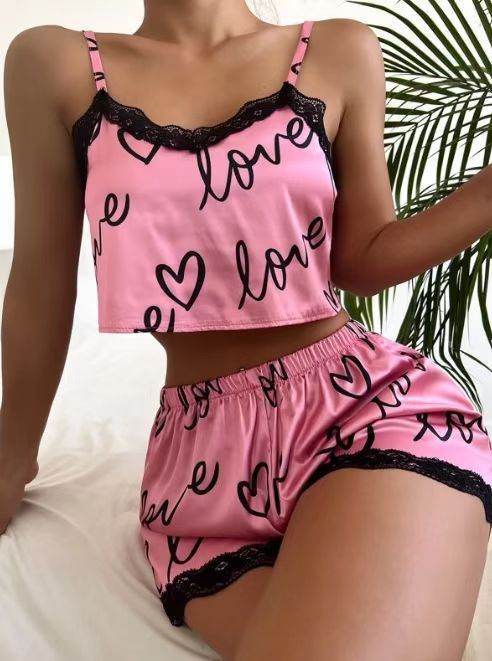 Dame pyjamasæt med legende Love-print og fine spidsdetaljer Stilla