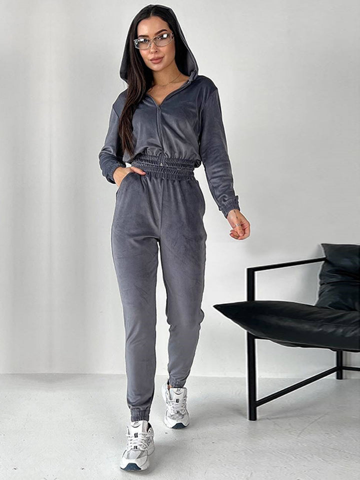 Kvindernes Velour Joggingdragt med Fashionabelt Cropped Design og Praktisk Lynlås Skovae