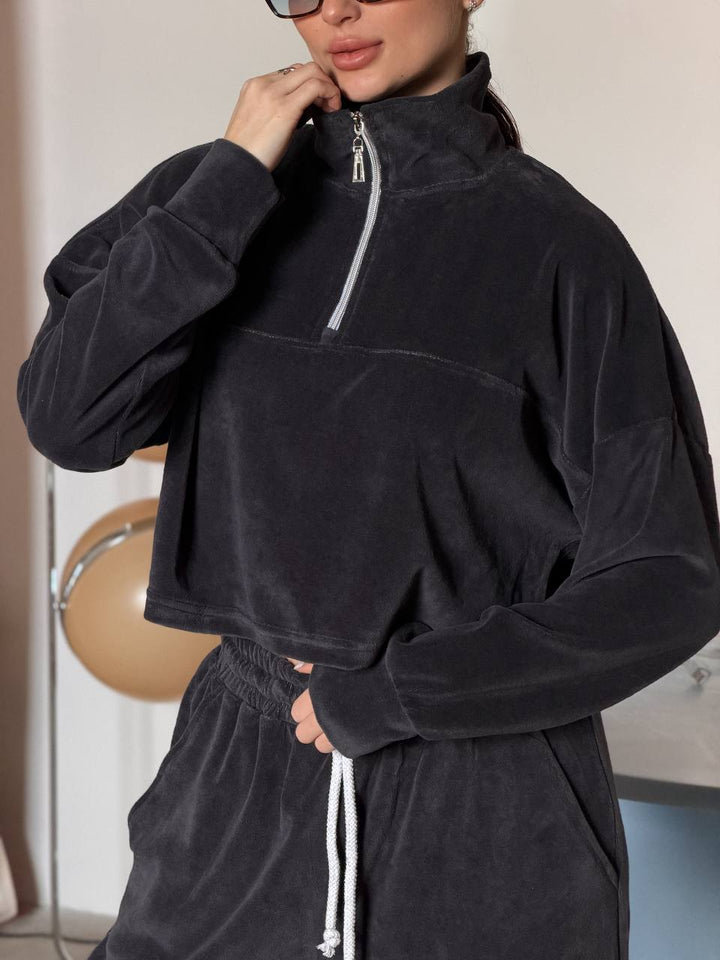Kvindernes cropped sweatshirt med halvmeter lynlås og brede bukser Skovae