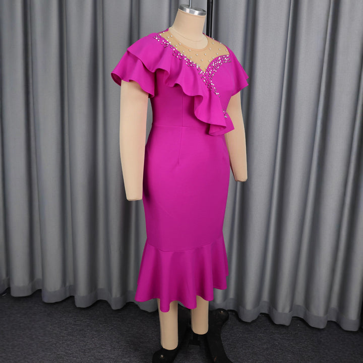 Dame figurtilpasset aftenkjole med asymmetrisk flæsedetail og elegant vandfaldsnit Skovae