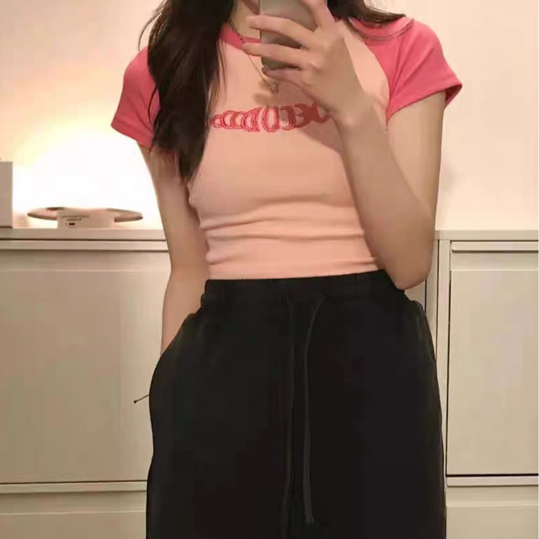 Dame Cropped T-Shirt med kontrasterende ærmer og moderne print Skovae