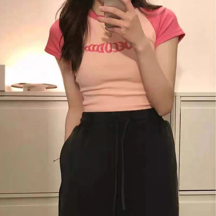 Dame Cropped T-Shirt med kontrasterende ærmer og moderne print Skovae