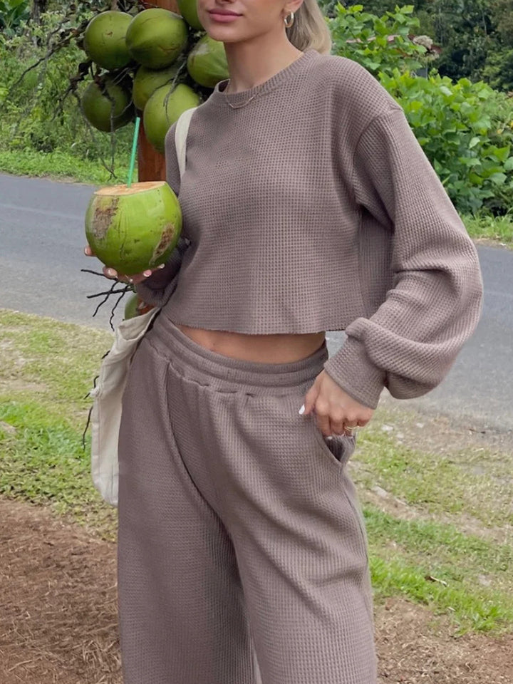Kvinders afslappet sæt med cropped sweatshirt og brede bukser Skovae