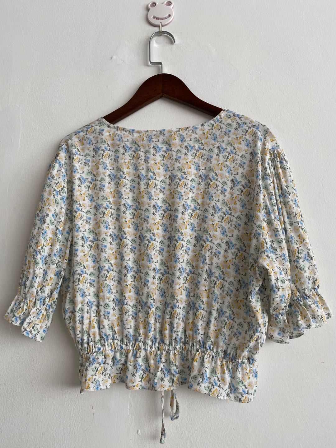 Dame luftig bluse med blomstret design og justerbar snor detalje Stilla