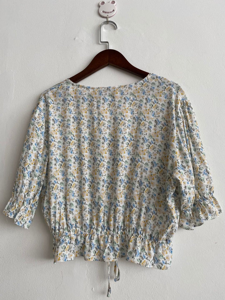 Dame luftig bluse med blomstret design og justerbar snor detalje Stilla