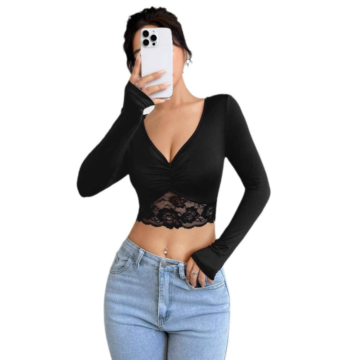 Dame nan tailleret langærmet crop top med dyb v-hals, rynkning og spidskant Skovae
