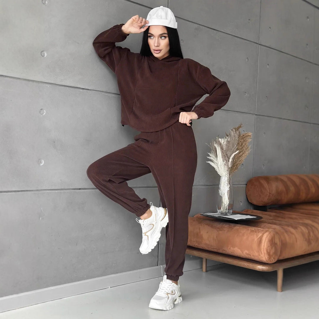 Kvinders sporty loungewear sæt med komfortabel hættejakke og elastiske bukser Skovae
