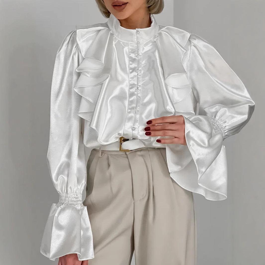 Damebluse med flæsedetaljer og elegant satinlook Stilla