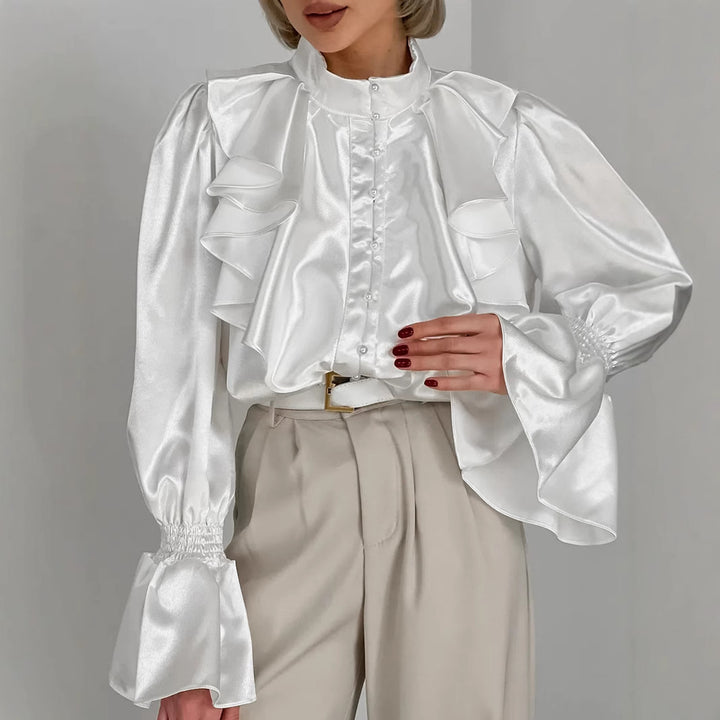 Damebluse med flæsedetaljer og elegant satinlook Stilla