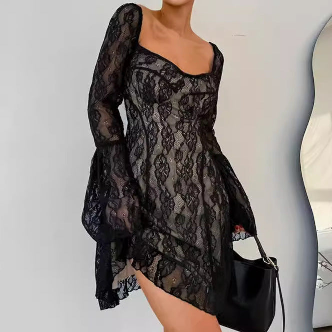 Dame blond kjole med elegant snit og voluminøse ærmer Stilla
