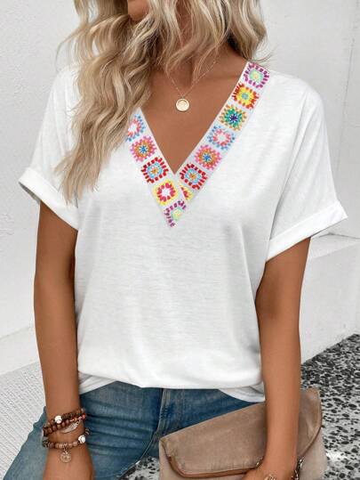 Dame V-hals T-shirt med farverigt broderimønster Stilla