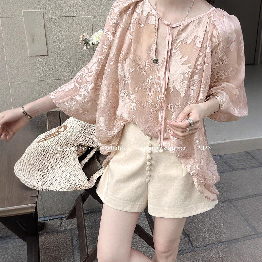 Damebluse i sart chiffon med blomstermotiv og luftige ærmer Stilla