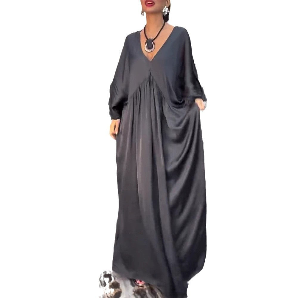 Dame i satinlook kaftan-maxikjole med V-udskæring, rynket empire søm og volantærmer Skovae