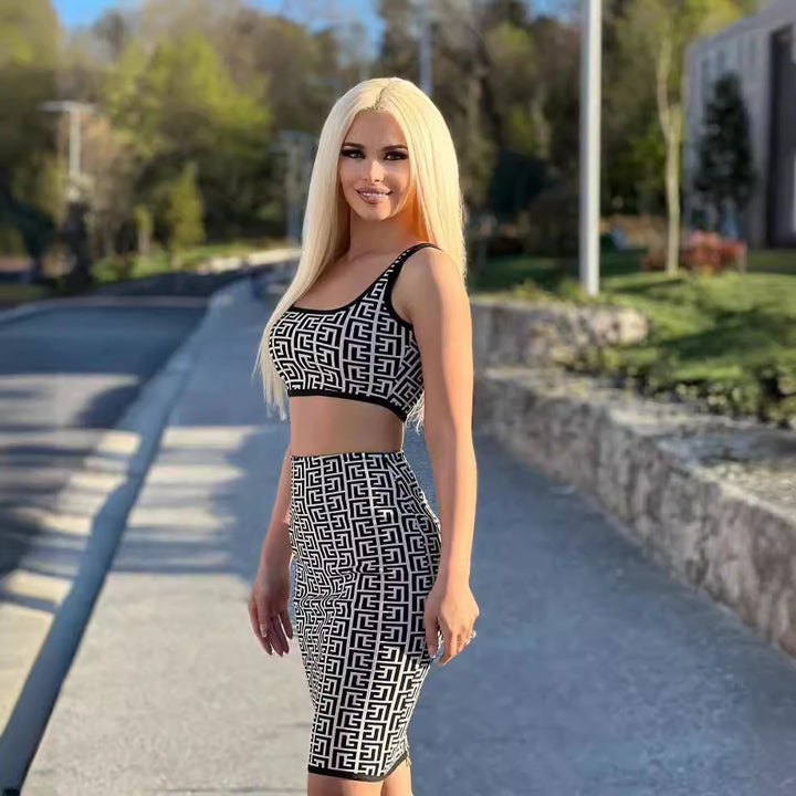 Dame sæt bestående af crop top og figursnærende midi-nederdel med grafisk mønster Stilla