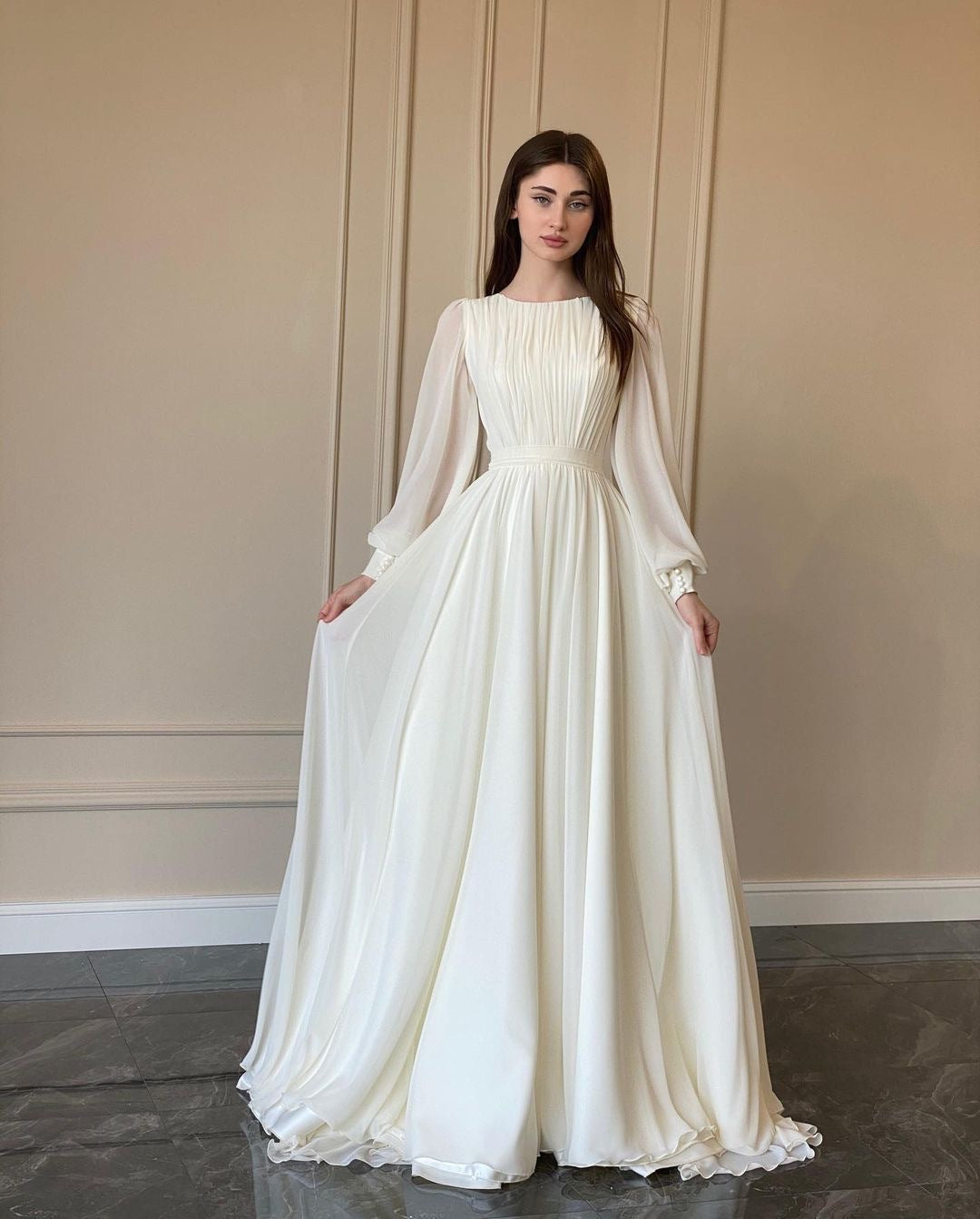 Dame brudekjole med elegante flæsedetaljer og flydende snit Stilla
