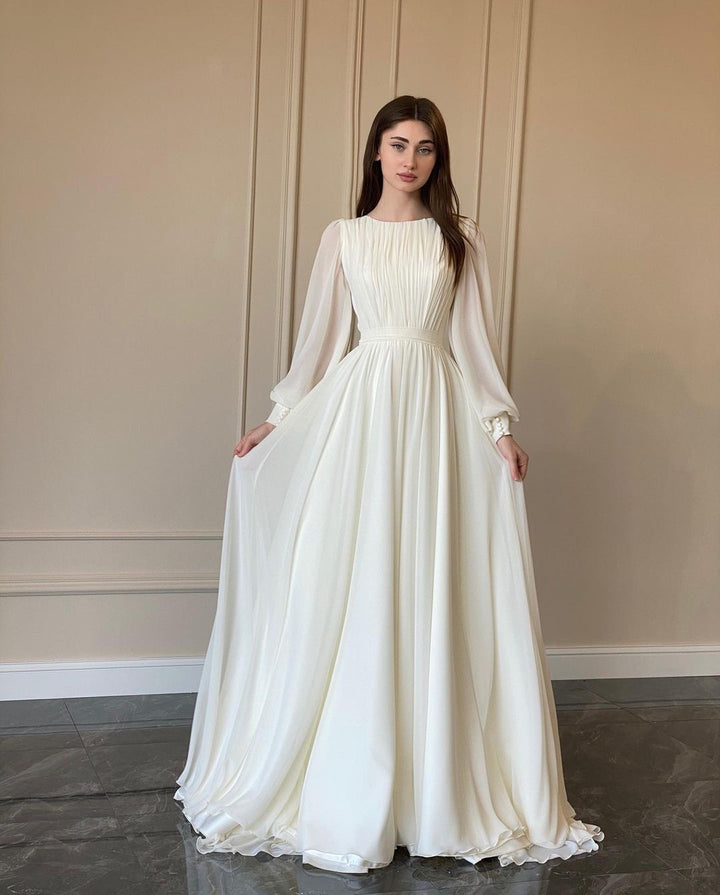 Dame brudekjole med elegante flæsedetaljer og flydende snit Stilla