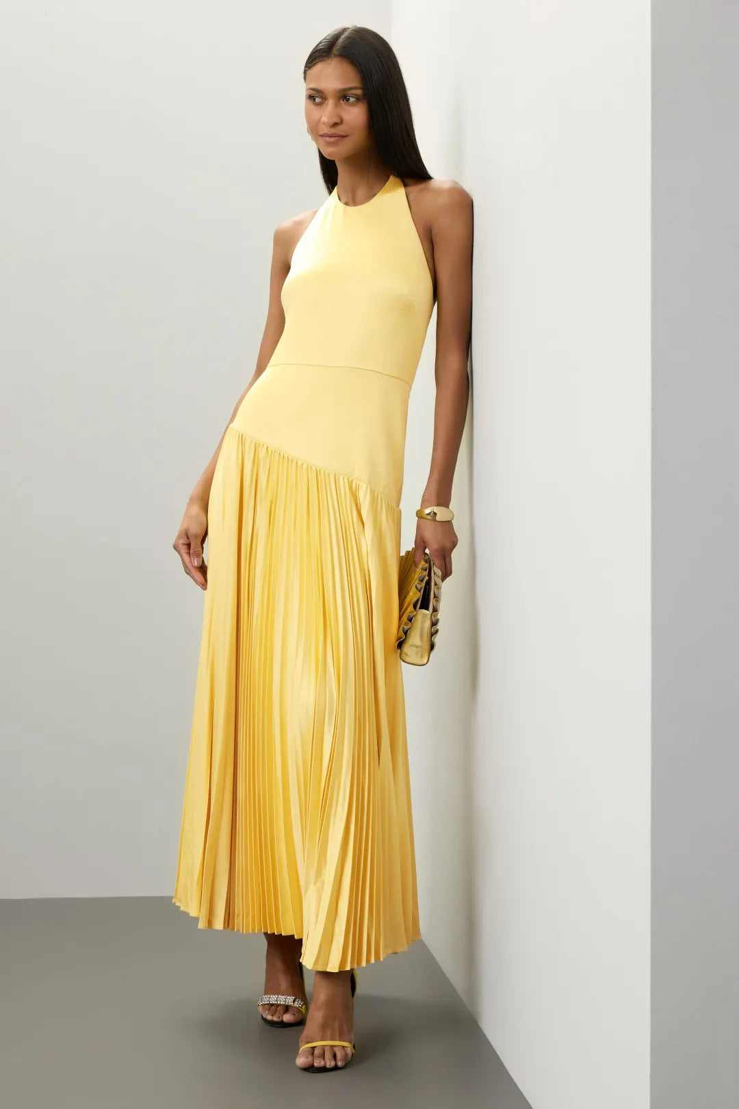 Dame Elegant Maxi Kjole med Flydende Plisseret Nederdel og Halterneck Design