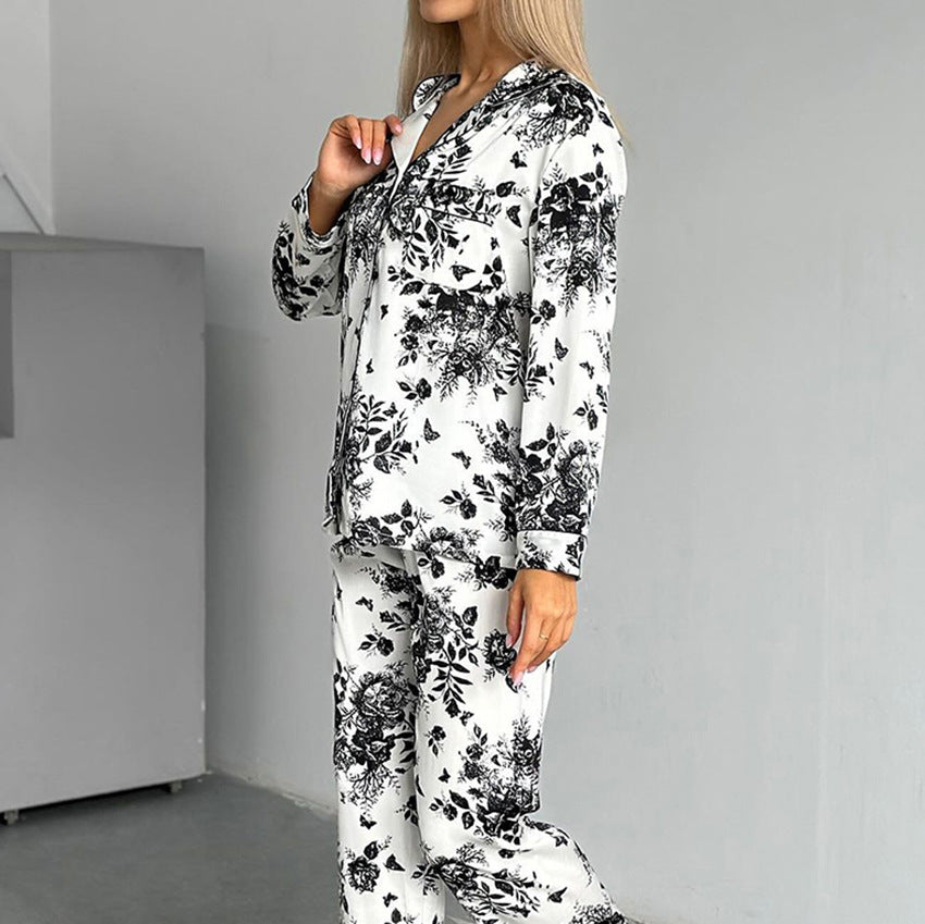 Dame satin pyjamasæt med blomsterdesign og elegante detaljer Stilla