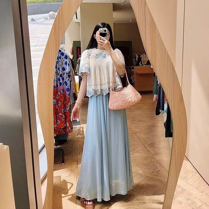 Damebluse med romantiske spidsapplikationer og elegante rufledetaljer Stilla