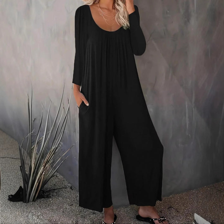 Kvinders bredskårede jumpsuit med praktiske lommer og moderne snit Stilla