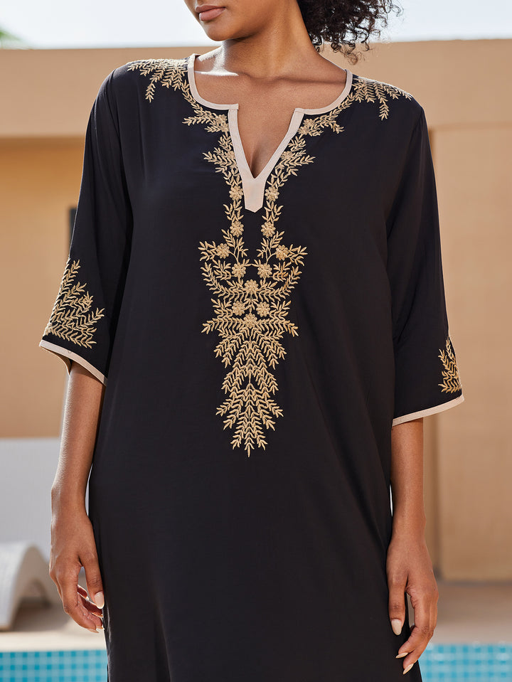 Dame kaftan med kunstneriske gyldne accenter og elegant V-hals Stilla