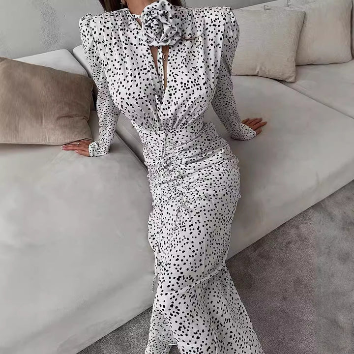 Dame Midi-kjole med elegante flæse detaljer og figursyet silhuet Stilla