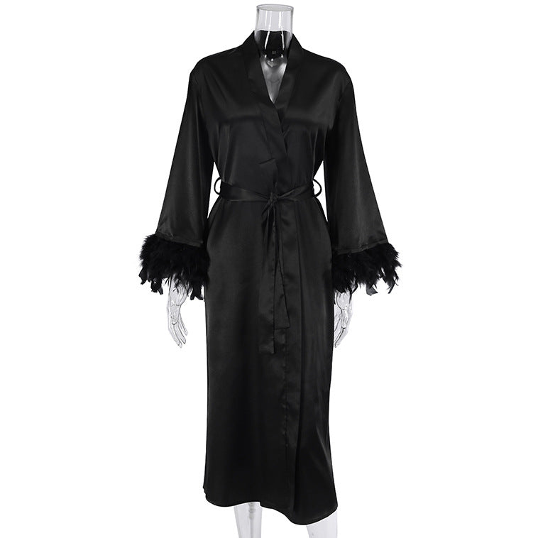 Dame luksuriøs satin-kimono med elegante fjerdetaljer Stilla