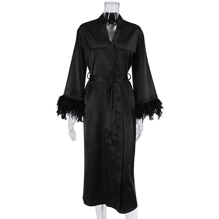 Dame luksuriøs satin-kimono med elegante fjerdetaljer Stilla
