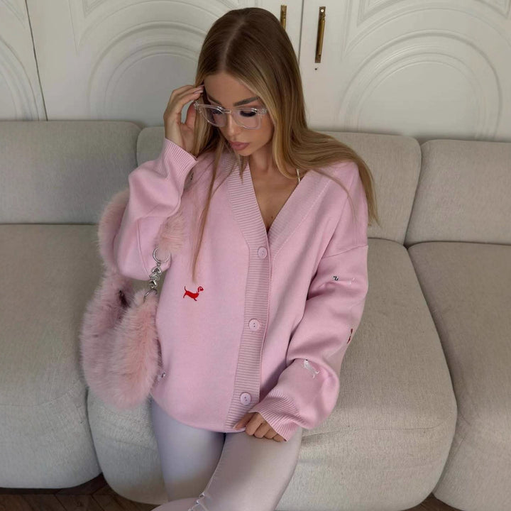 Kvinders chunky strikket cardigan med elegant knaplukning og legende broderidetaljer Stilla