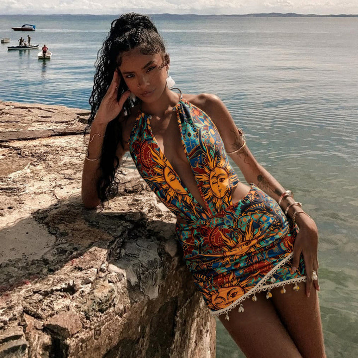 Damen Mini-Kleid mit tiefem V-Ausschnitt und eleganten Akzenten Skovae